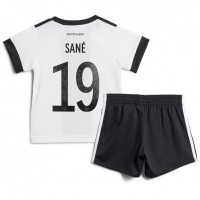 Koszulka piłkarska Niemcy Leroy Sane #19 Strój Domowy dla dzieci MŚ 2022 tanio Krótki Rękaw (+ Krótkie spodenki)